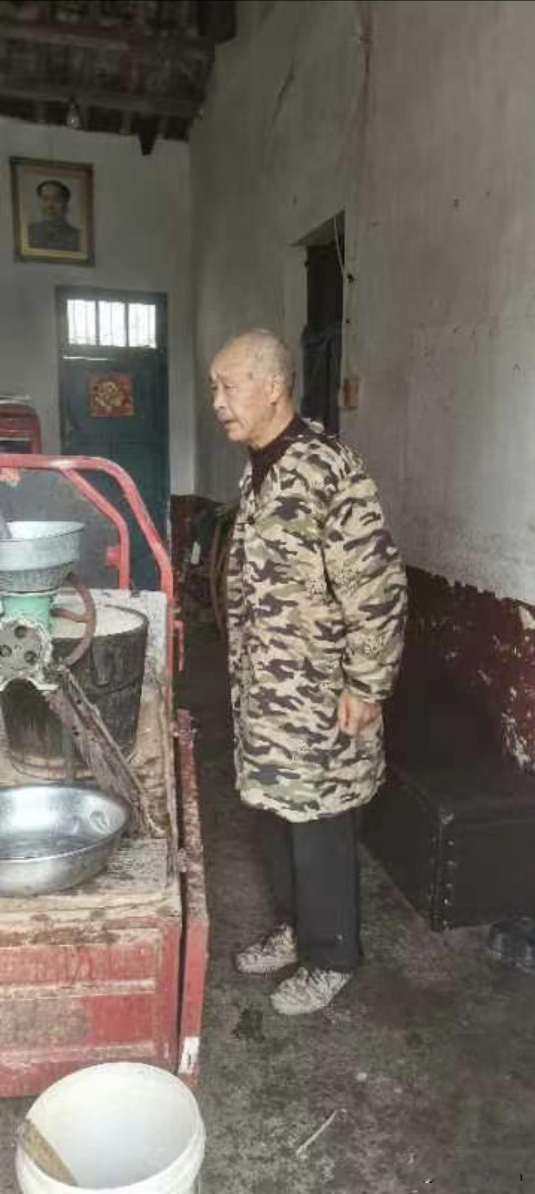 父母老了，需要的是陪伴还是金钱每次回去看父母，总想买点他们喜欢吃的，可是他们老了