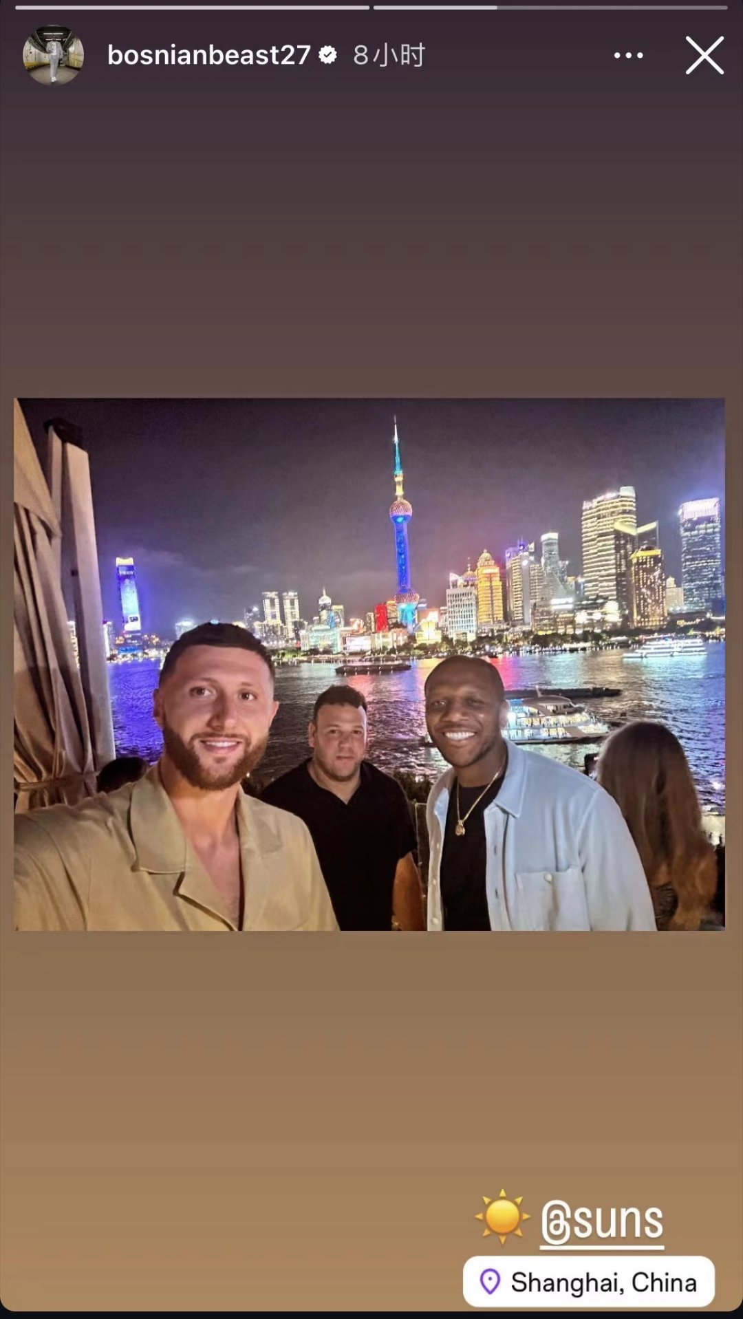 弩机晒和总经理詹姆斯琼斯、CEO巴特尔斯坦夜游上海滩合影。#篮球热力一夏##菲尼