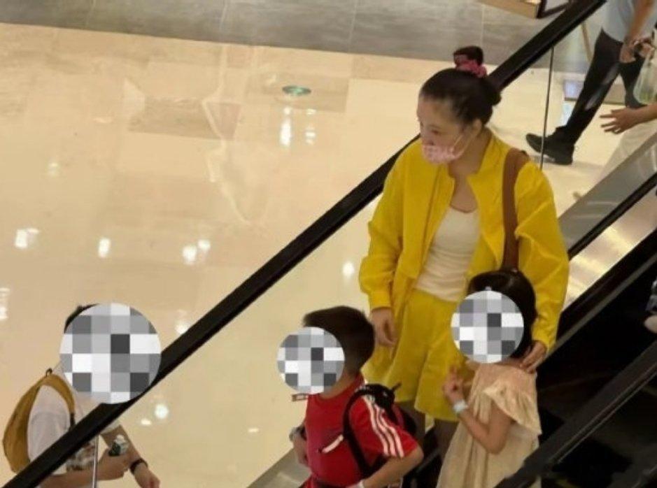 吴倩带女儿逛街 ​​​