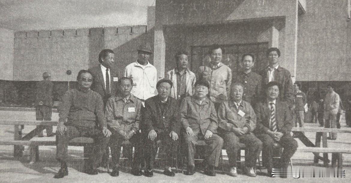 1988年，张秀山与伍修权、郭峰等在建成的辽沈战役纪念馆合影。他们是辽沈战役纪念