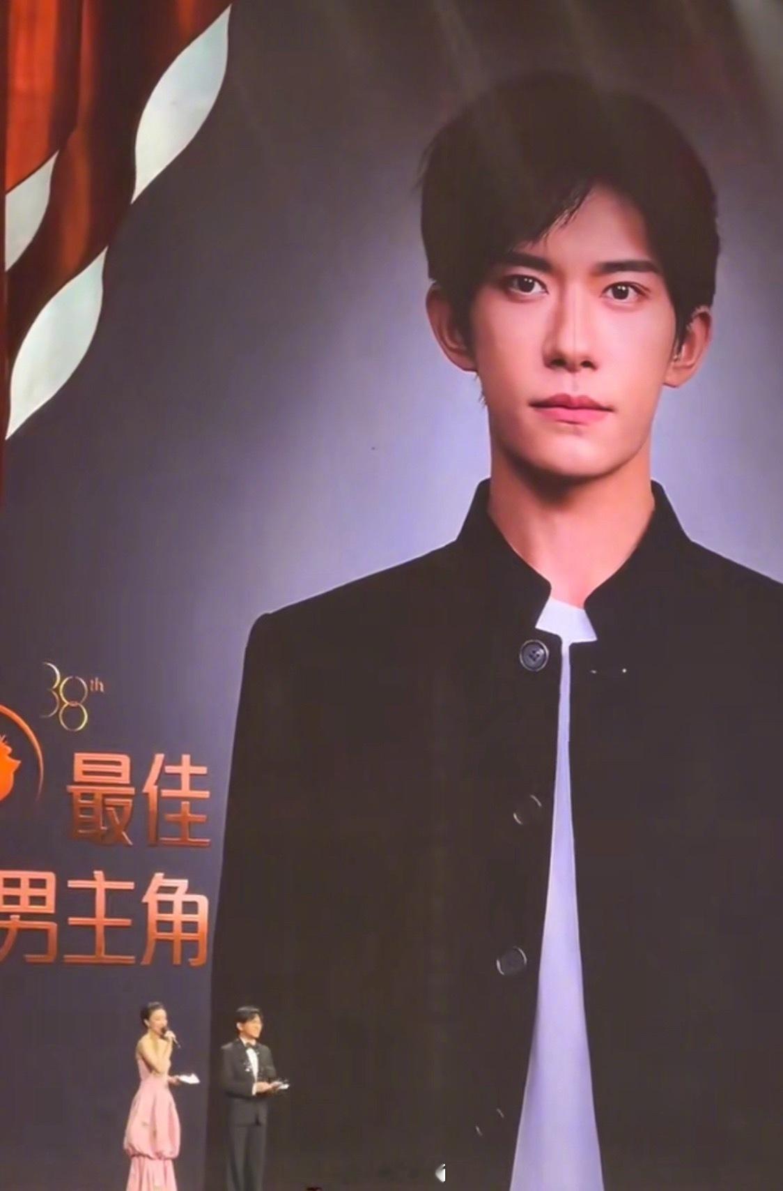 . 恭喜易烊千玺加冕金鸡影帝！！小小的我 大大的奖杯🏆 同时成为史上最年轻的金