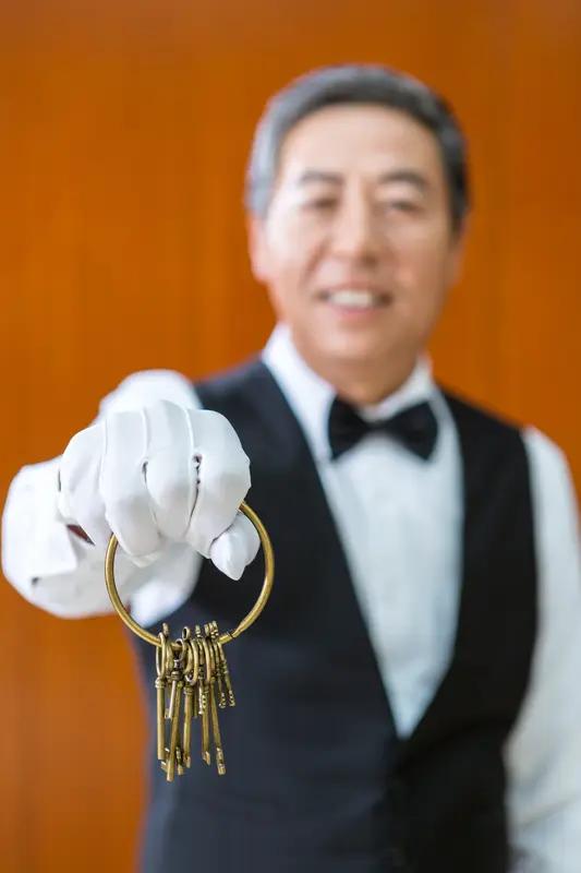 今后你花钱买服务，腰杆能挺得更直。

当然，改名只是第一步。要真正把“服务”落到