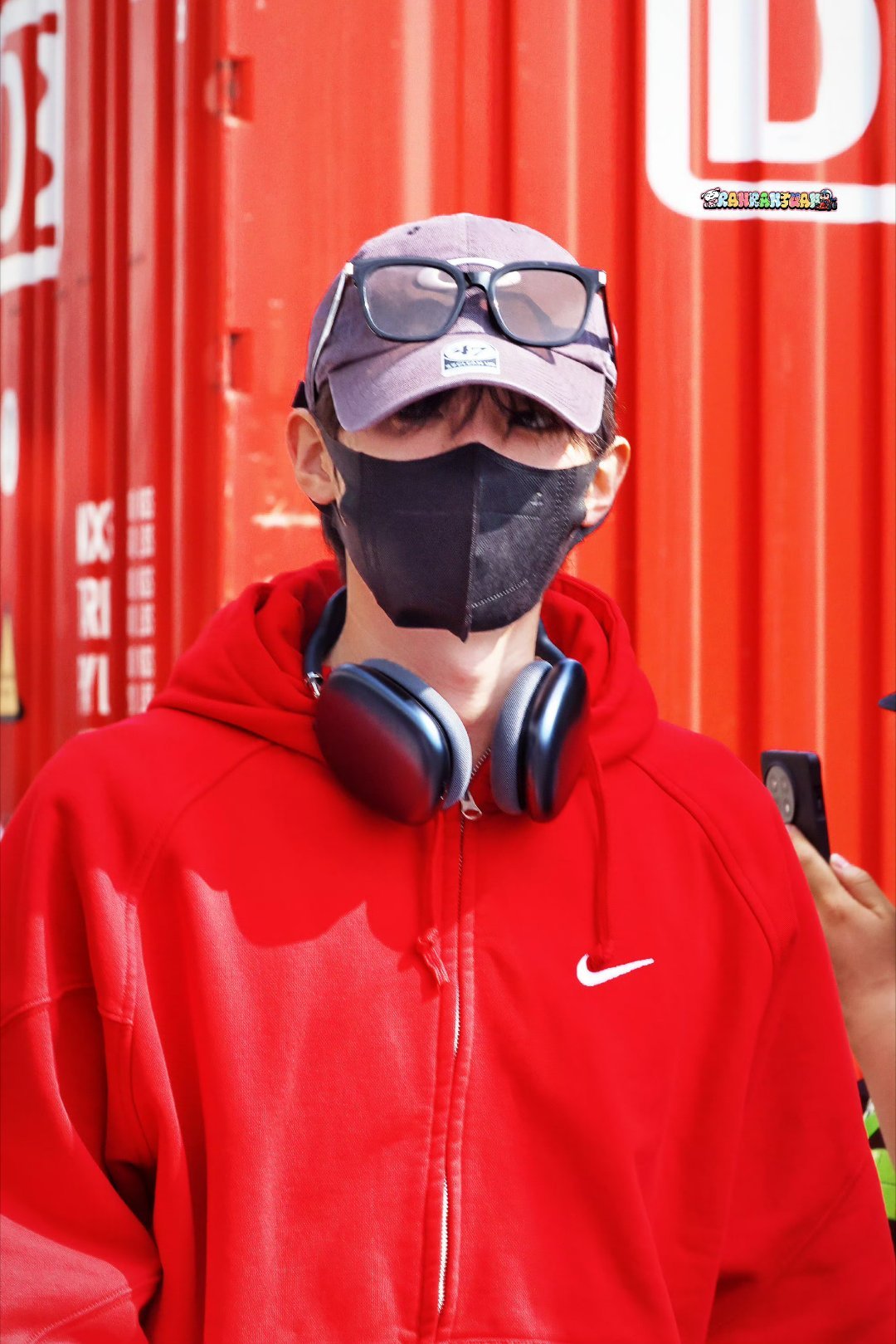 周翊然今天路透，红红火火的热血少年！安全第一，比赛顺利！ ​​​