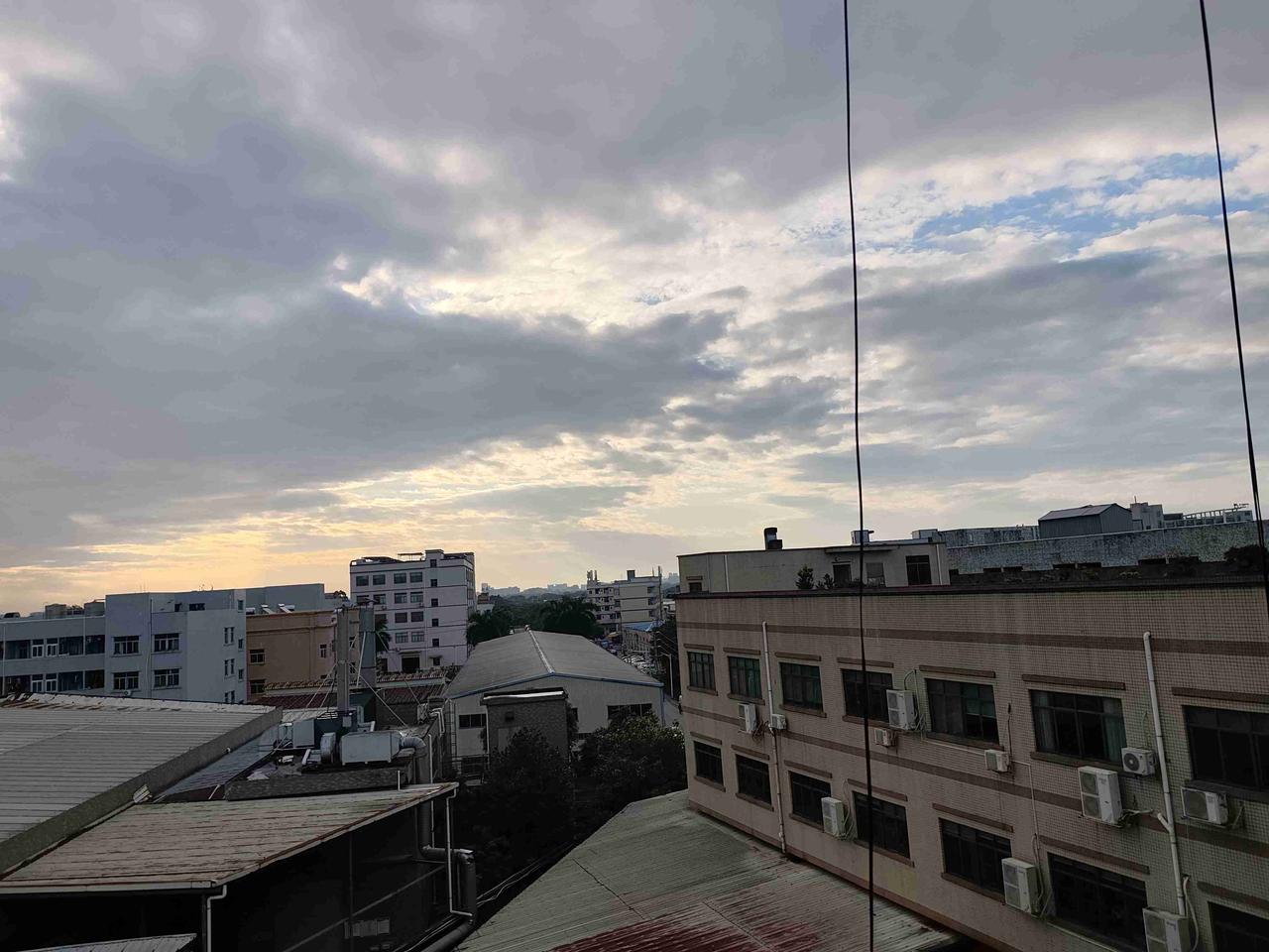 我的今日状态：😁轻松愉快
我这里的天气：☀️晴天
晨起，天边的朝霞好看。
