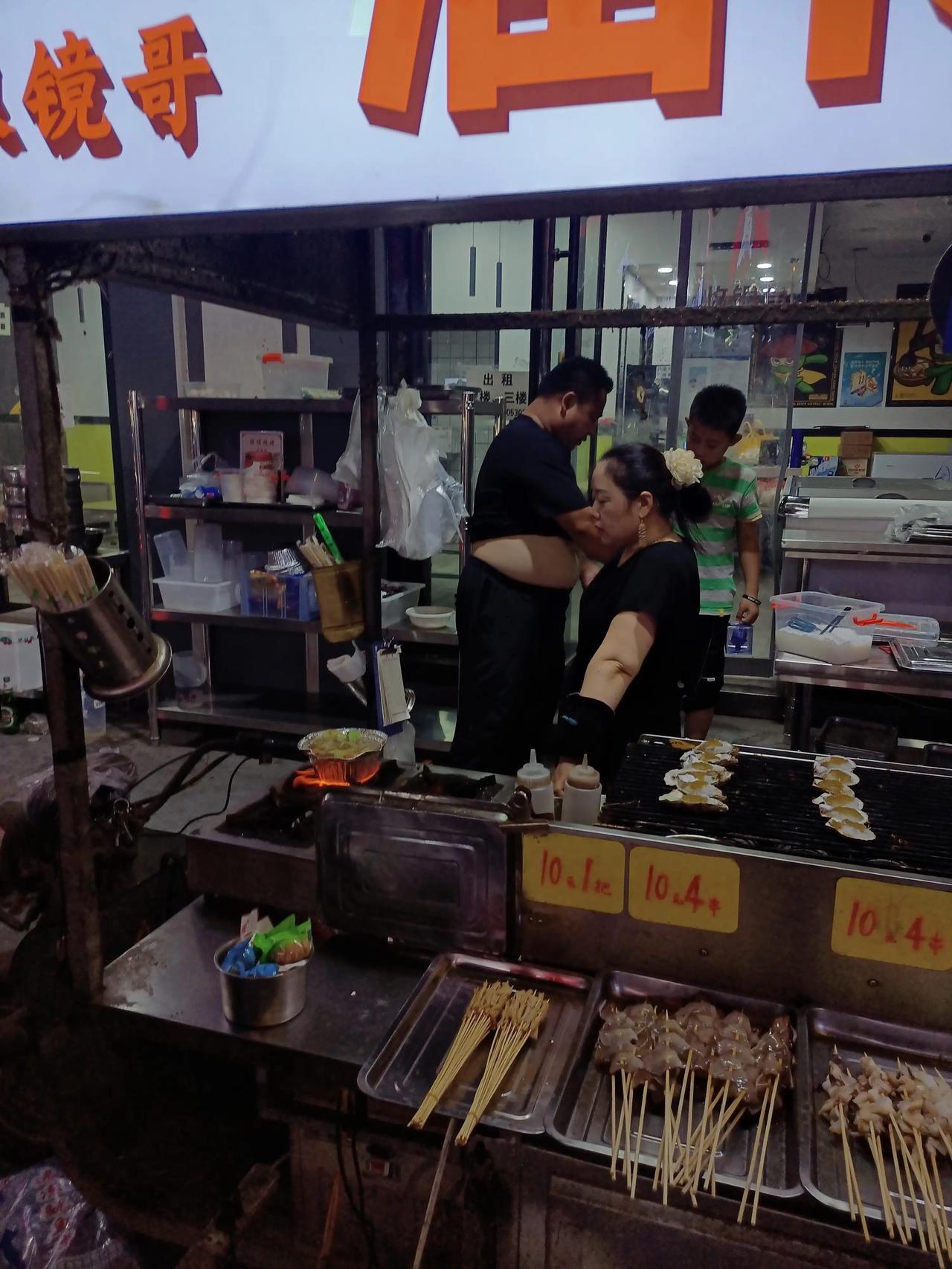 济南槐荫区老屯这边这家眼睛哥烧烤店可太坑人了
在她们家要了一份花甲粉，老板娘在那