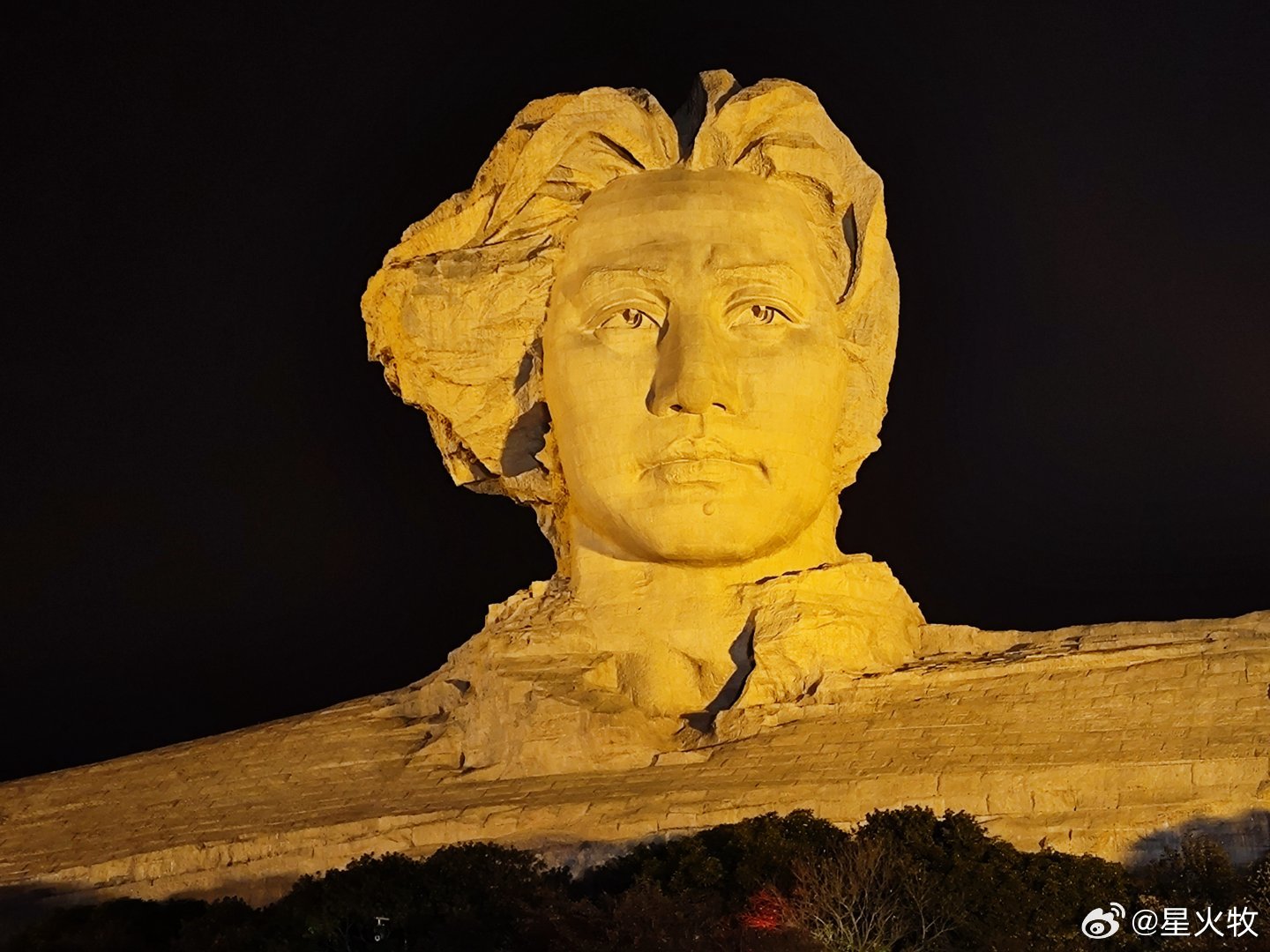 #晚安# 睡前在想，千年以后，主席他老人家又会是怎样的历史形象呢……[月亮][月