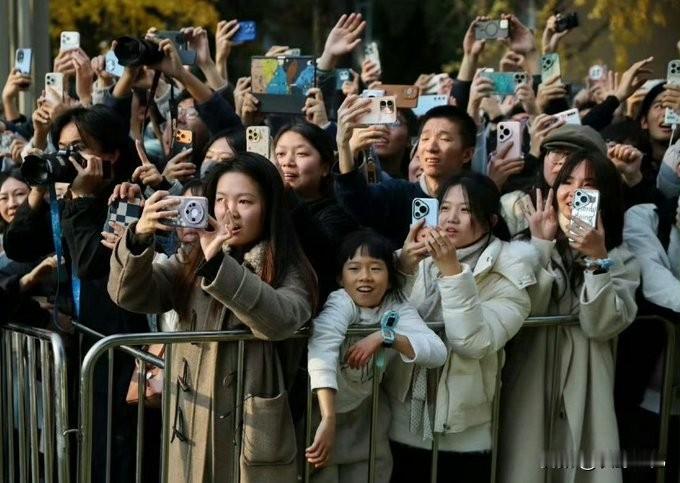 上周马克龙到访四川大学，受到了热烈追捧，现场川大学生们纷纷取出手机拍照，话说这些