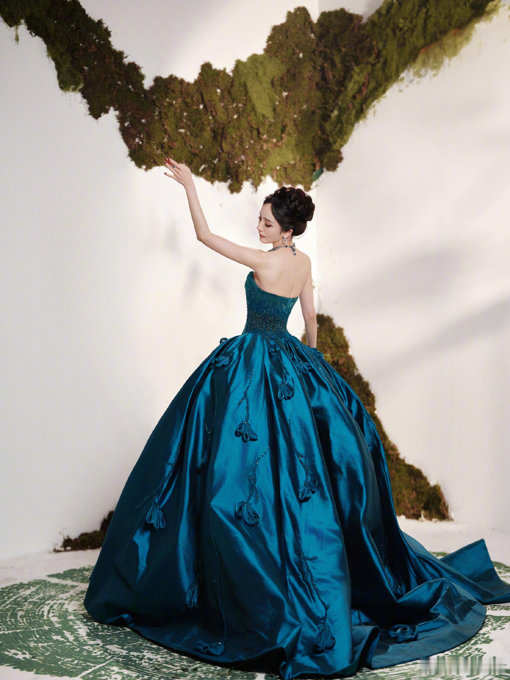 杨幂女王提裙 杨幂微博视界大会造型来了，幂神提裙给我美成啥了，期待红毯[流鼻血]