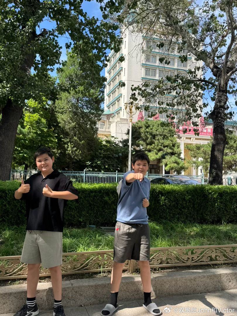 老二让我拍他和火炬。老大让我拍民族文化宫和国旗。路过中国银行，他们问这是世界上最