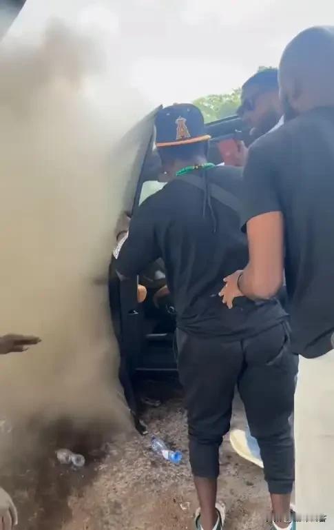 好险！奥斯卡驾车出游遭遇车辆起火，差点成为布彭扎第二，幸好扑救及时才让他化险为夷