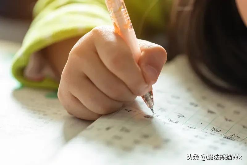 教育的真正目的，绝不是把孩子变成功利的工具。
现在很多人把教育简化成“成才”，追