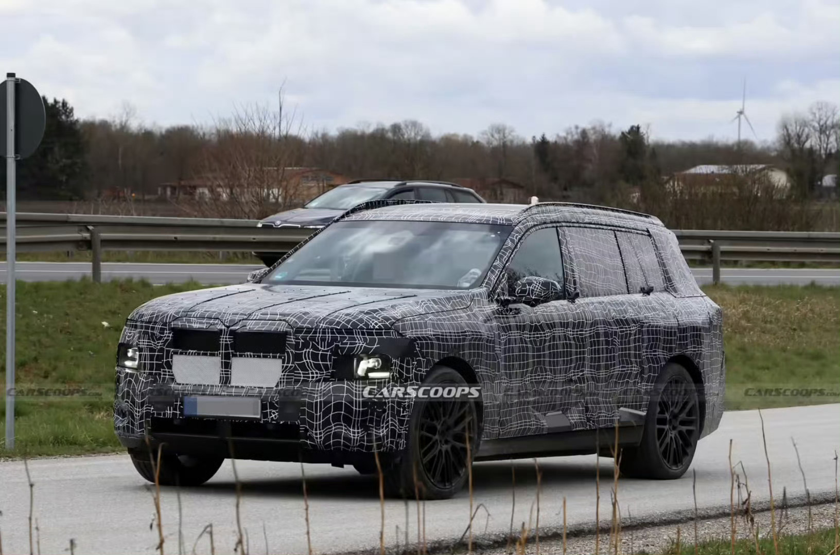 【宝马最大纯电旗舰SUV曝光】在上个月推出了新世代纯电i3后，宝马同时也在推进旗