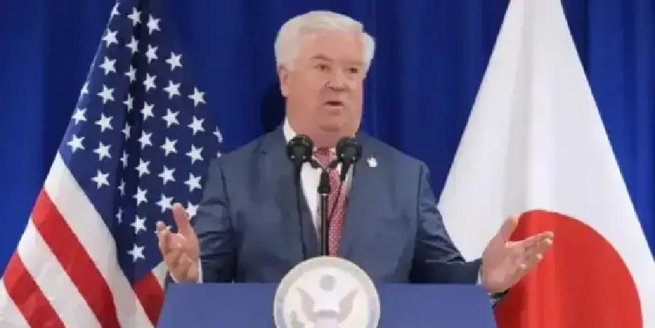 日本全网彻底炸了，美国驻日大使开完会直接对着媒体放话，声称自己代表总统和大使馆，