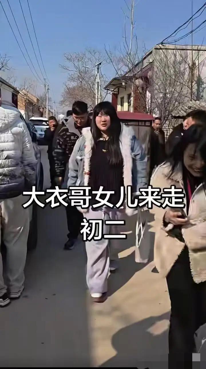 我发现了，
大衣哥嫁女儿绝对不是看对方的长相和学历的，因为她女儿在女婿面前走路的