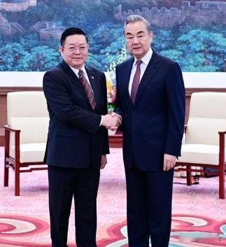 不到24小时，泰国就变脸了！中国好心表示愿意当和事佬，帮忙调解泰柬边境纠纷，结果