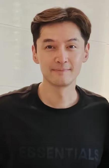 胡歌三段重要感情
 
1. 2000年：初恋·雪儿（Y女士）
- 胡歌18岁，对