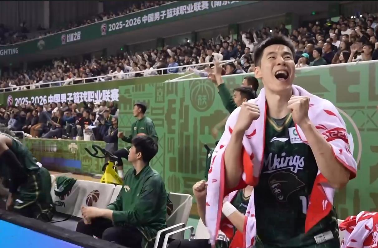 CBA大爆冷！双外援+郭昊文，南京同曦掀翻上海男篮。
看了整场球百思不得其解，新