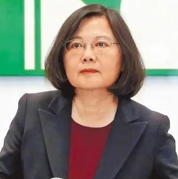 美国慌了？惊觉中国根本没打算“武统”。什么航母、导弹、围岛演习，全是障眼法？不，