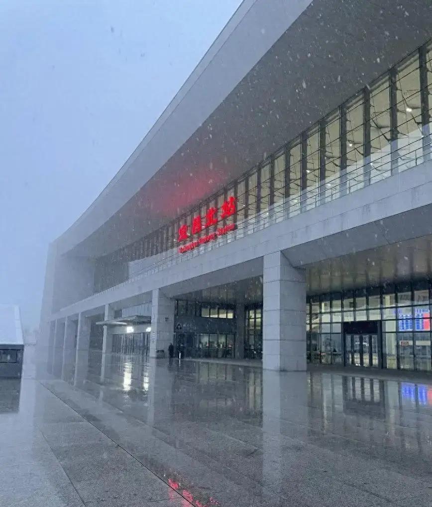 2月9日一早，湖北宜昌和荆门突然飘起雪花，让不少人措手不及。

这场雪来得突然，