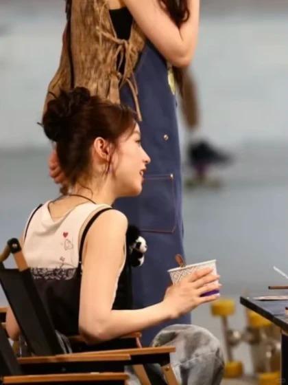 中餐厅这季，张雅琪又整了个活儿——直接跟客人坐一桌了。桌上碗碟还没撤，她手里捏着
