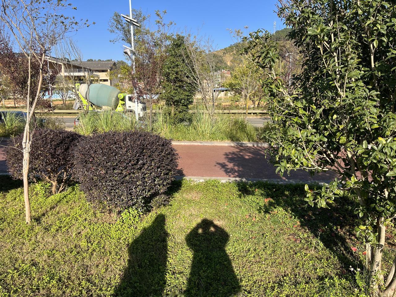 别再傻呵呵追着网红打卡点跑了！真正的美景从不是镜头里的标准化画面，而是藏在慢下来