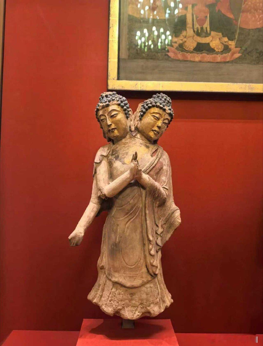 流失文物——黑水城双头佛黑水城双头佛是西夏时期（约11-13世纪）创作的一件泥彩