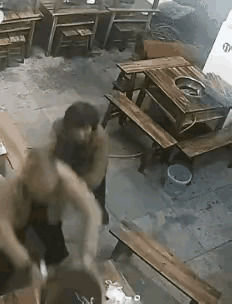 这人玩的是什么游戏？看起来岁数也不小了，好像是来脾气了，在别人劝的情况下，也没有