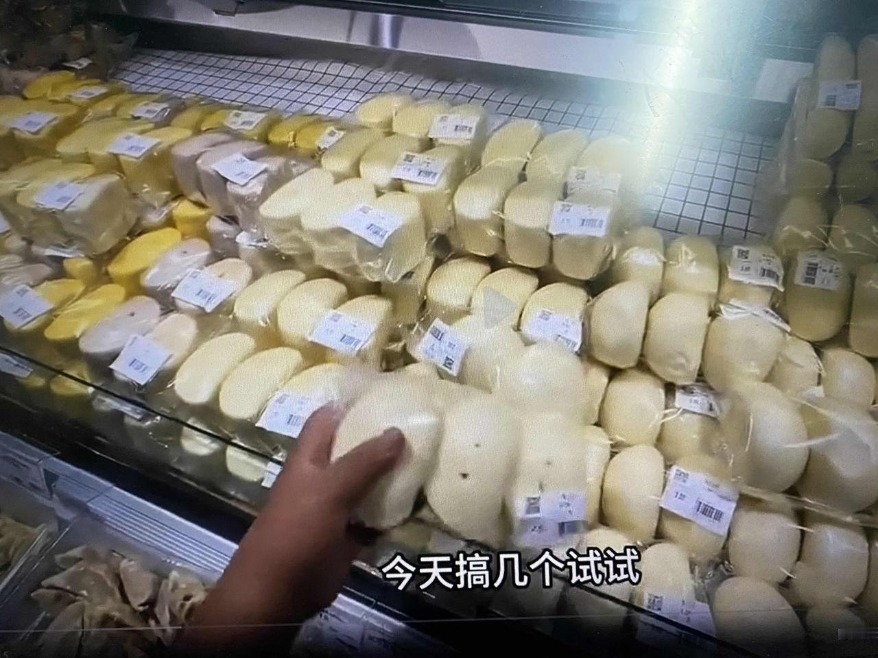 今天看到一个视频，博主拿胖东来买到的馒头跟菜市场买的做了一个对比。发现胖东来的馒