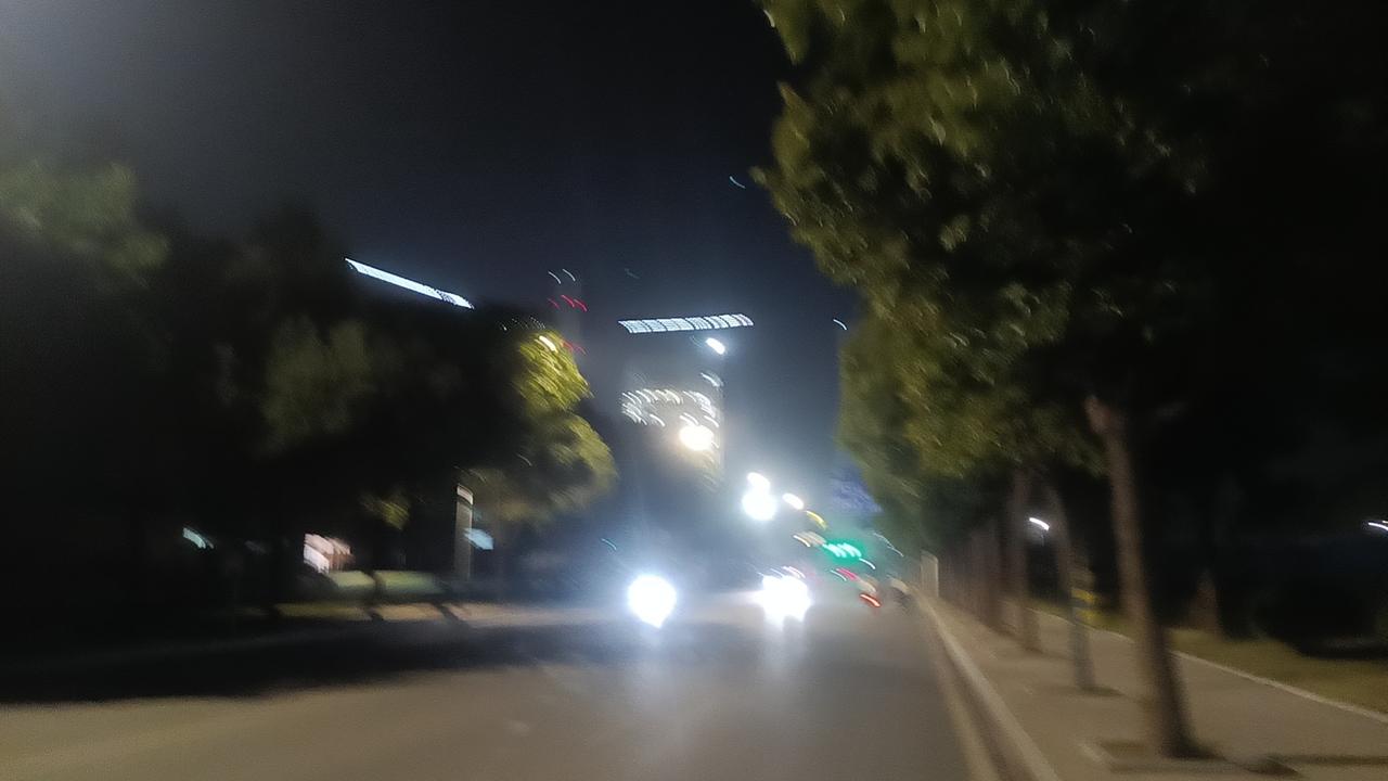 当北风呼啸，街道被一层薄薄的白雪覆盖时，很多人会选择蜷缩在温暖的被窝里，抱怨这刺