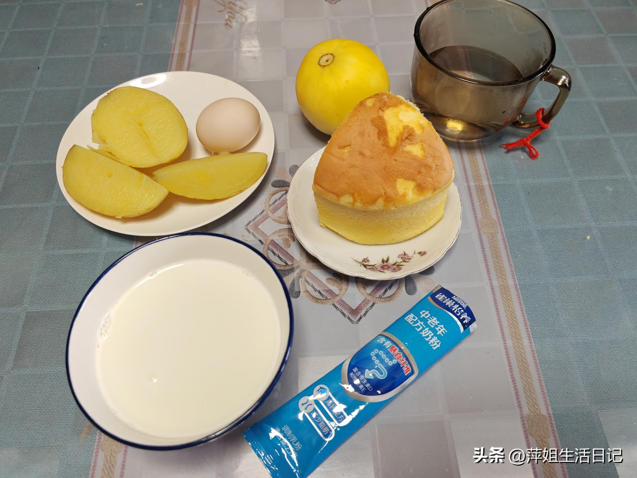 早晨天气不好，就在家里踢腿伸腰做做运动。

八点电饭煲滴滴的响了，蒸土豆和鸡蛋好