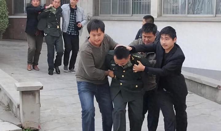 逃兵的代价，你承受得起吗？山东男子拒服兵役，最终自食恶果，面临多项严厉处罚，人生