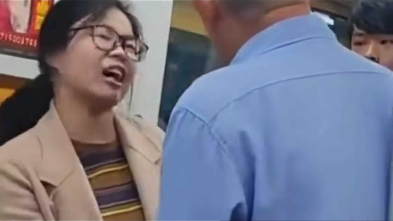 最近在青岛地铁上发生了一场令人震惊的事件！一个老者上了车后，发现一个年轻女子带着