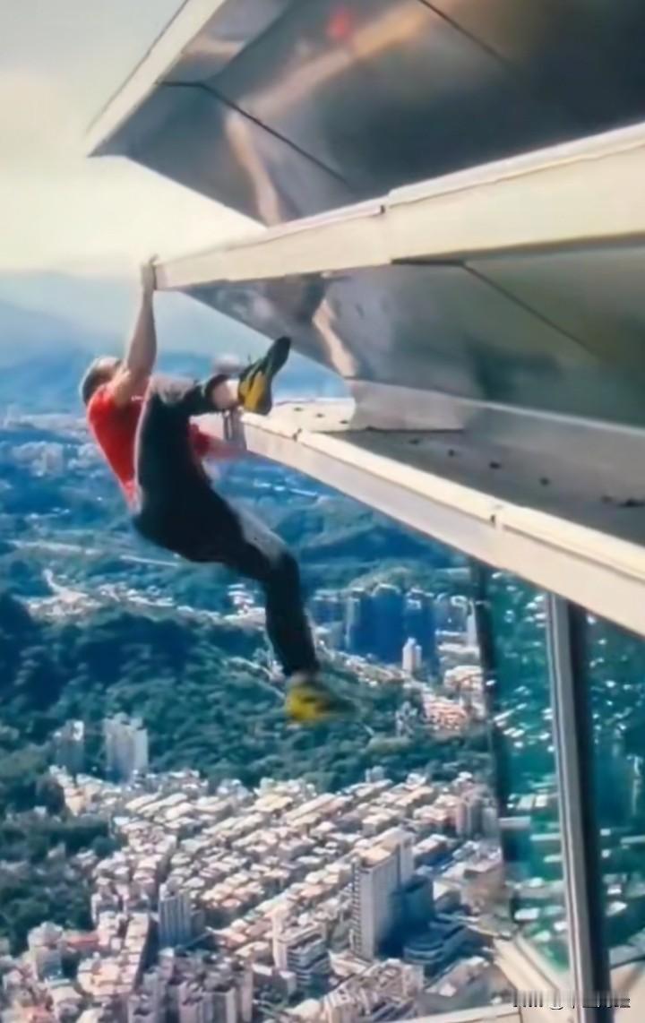 近日，一名美国人徒手攀登台北101大厦的视频引发热议。攀爬者胆大心细，凭借过硬技