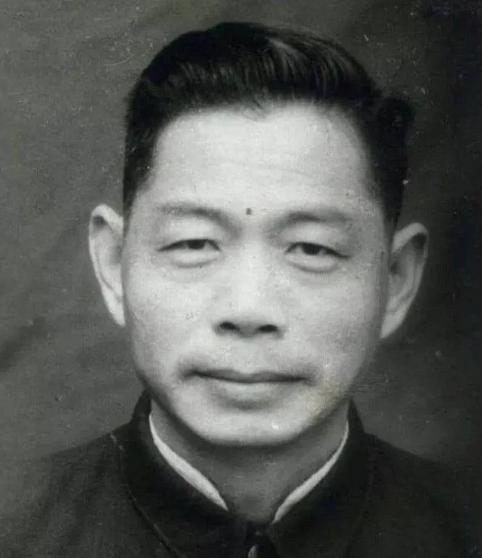 1964年，我国第一颗原子弹成功爆炸，一时间举国欢腾。然而青岛一扫厕所的老头听闻