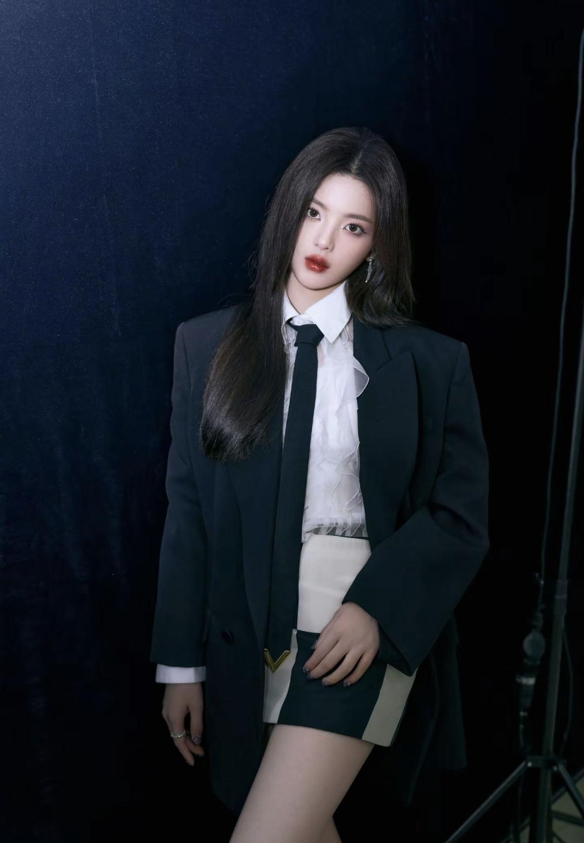 长发轻扬，红唇亮眼，杨超越用一套学院西装，诠释独一份的清冷少女感[比心]娱乐明星
