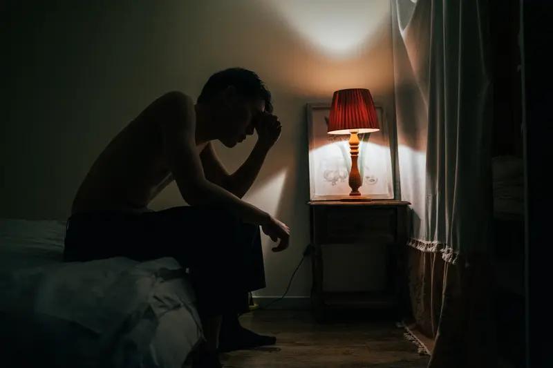 习惯性失眠在黑暗中闭着眼睛。，，，，，
习惯性失眠在黑暗中闭着眼睛，仿佛整个世界