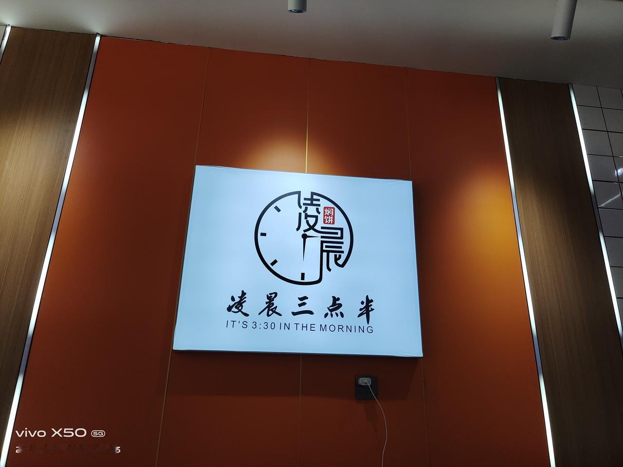 又下雨了，似睡非睡中被哗哗的雨声惊醒了，雨很大，但是没有风，雨下的很急，心里不由