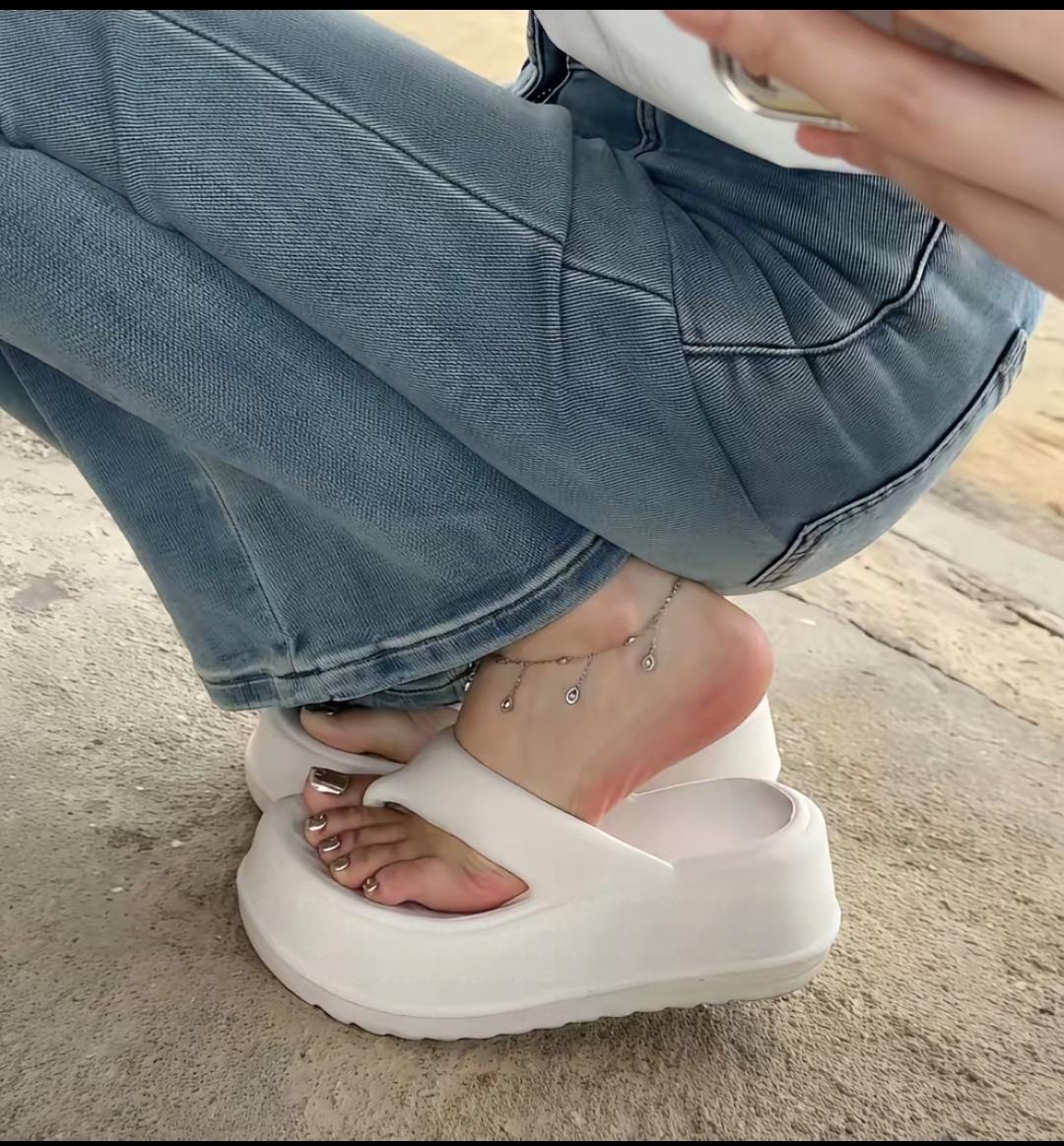 新买的拖鞋，大家觉得好不好看？就是价格有些偏高，不过喜欢比价格更重要！