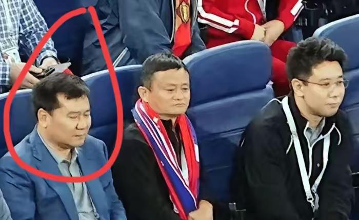 这男人一看就是个顶级有钱人。