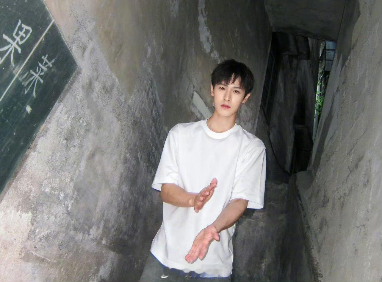 演员有这样的行为，证明他真的对自己的事业很上心，这个在屏幕面前营造更好的样子。 