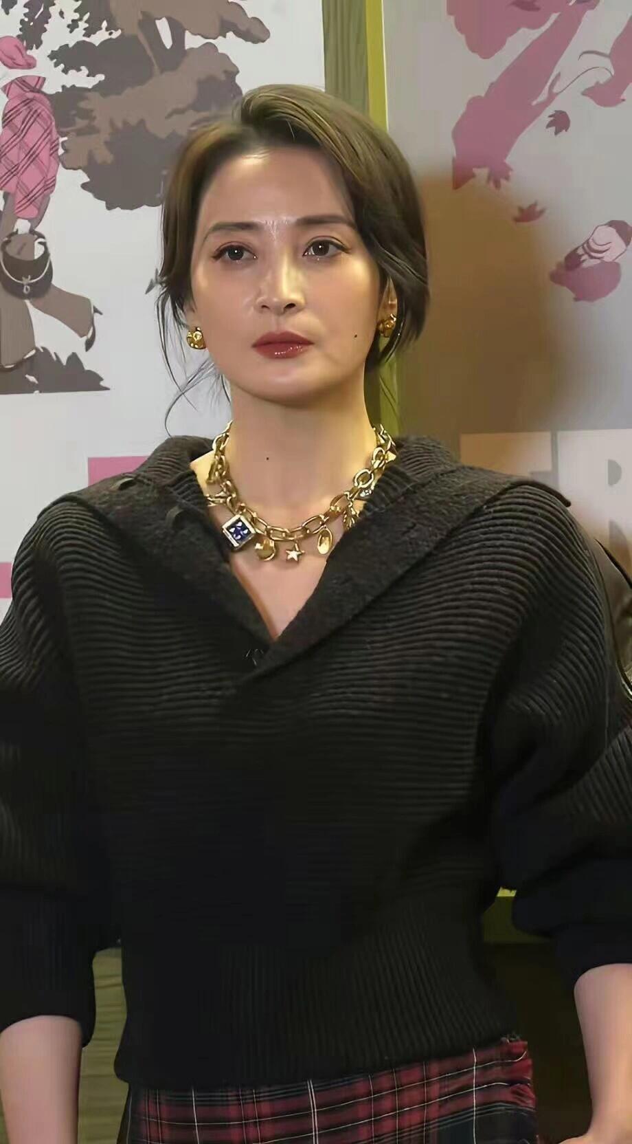 蒋勤勤50岁的状态，法拉利老了还是法拉利。 