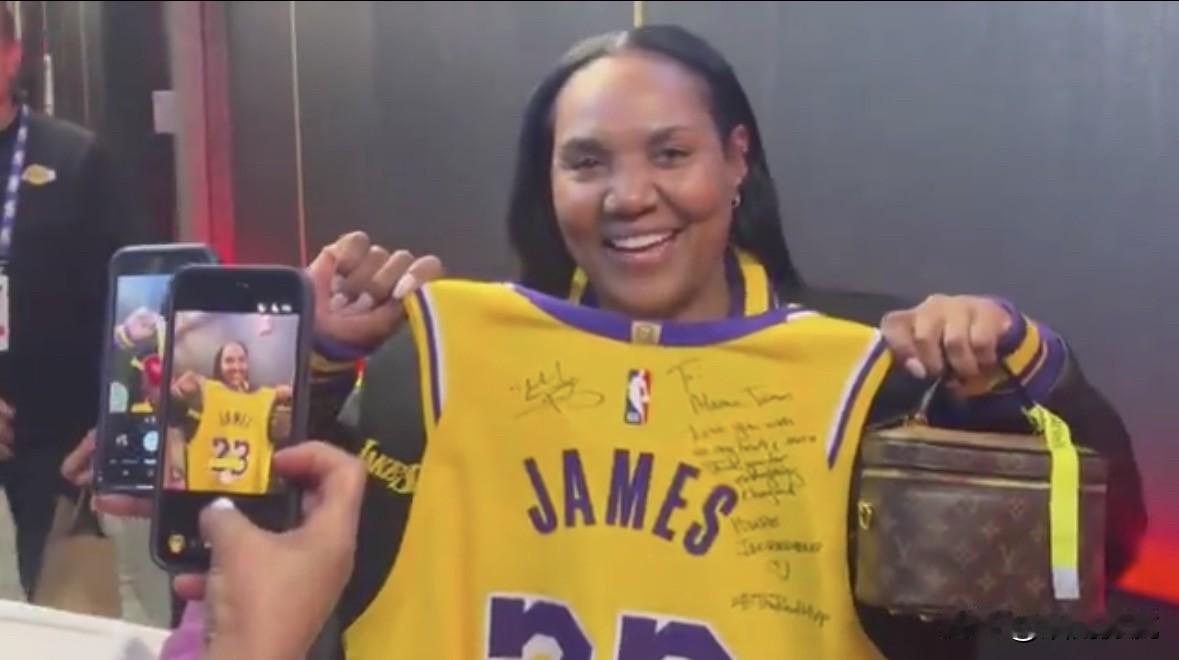 詹姆斯在他的湖人队球衣上写下了给母亲格洛丽亚的这段话：

“致詹姆斯妈妈，我全心