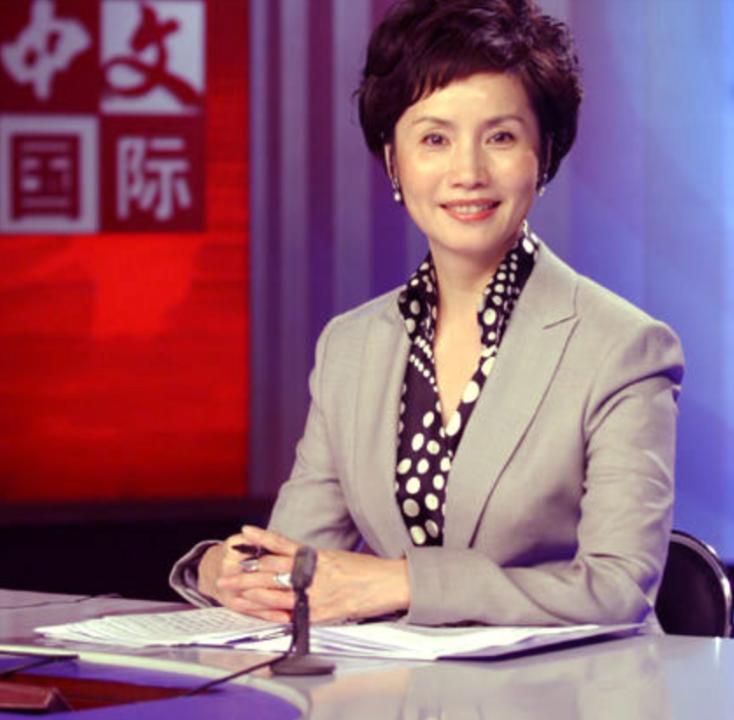 央视前主持人徐俐，在儿子结婚后，果断在同小区入手了一套小房，搬了出去。一周就见一