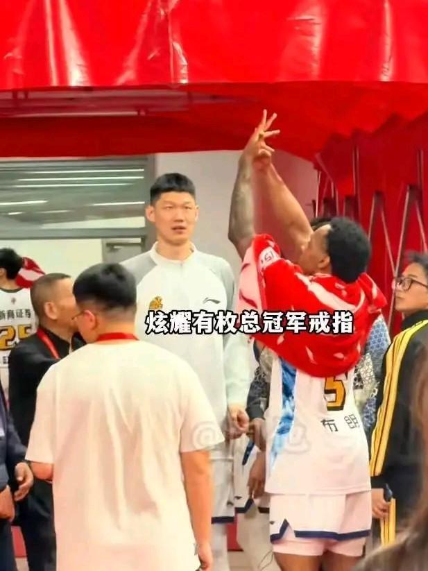 山西男篮投诉布朗了没？布朗挑衅球迷恐遭处罚！

这场风波闹得不小，说到底还是布朗