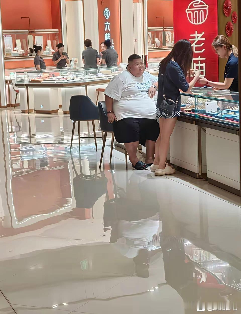 我一时不知道应该心疼凳子还是妹子
为什么可以这样胖啊，女孩子怎么看上的，是不是这