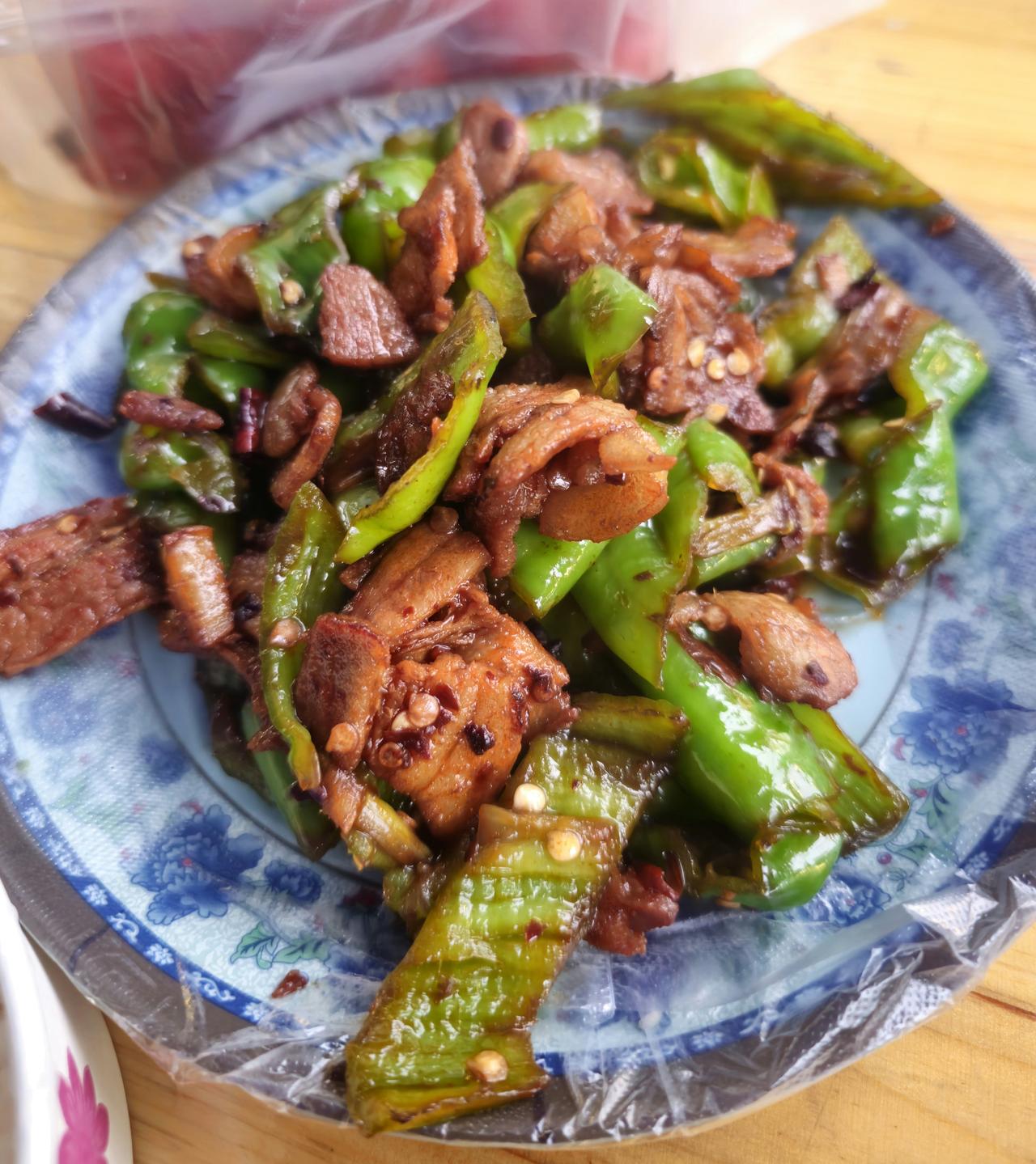 好喜欢路边摊的diy炒菜，
味道丝毫不比饭店里的差。
最近公司旁边的工地在建新楼