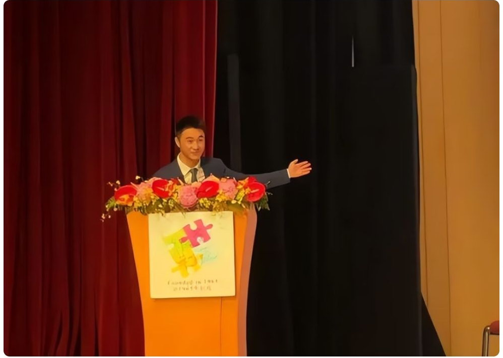 何猷君儿子毕业现场太热闹！奶奶现身，爸爸发言，古巨基周丽淇上台表演很卖力 