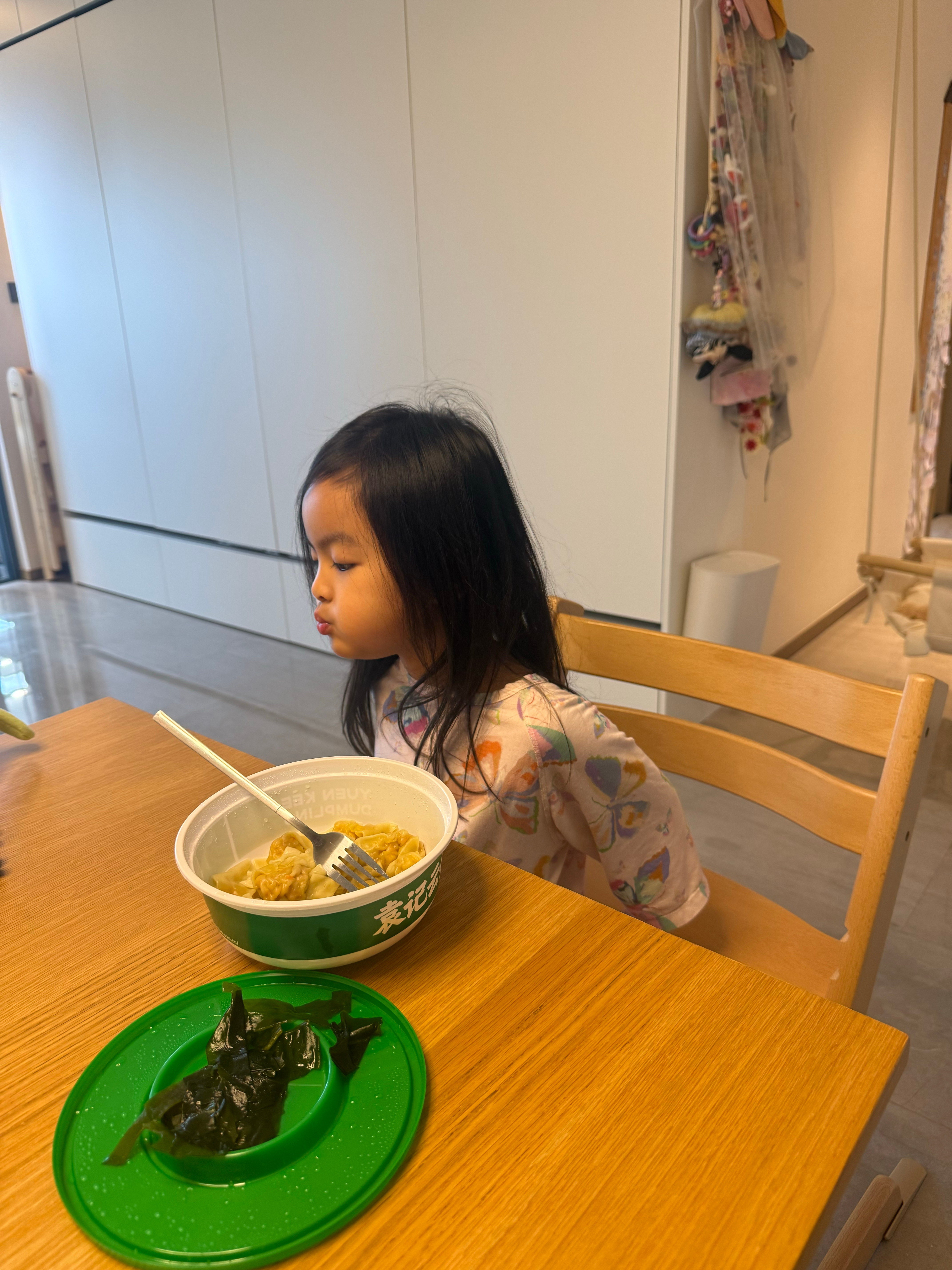 怕什么来什么，烧起来了。老邱买了明天下午机票飞回来，这已经是他最快速度了。鱼姐一