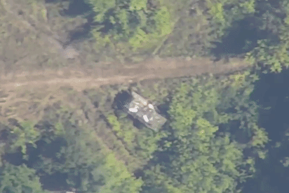 一辆乌军的装甲车停在库尔斯克灌木丛，俄军zala无人机发现了它的行踪，“柳叶刀”