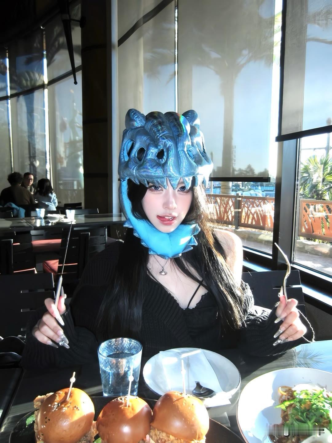 龙女宴坐，美食满桌。